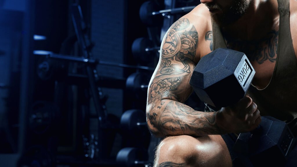 Foto de hombre levantando mancuerna de 20 kg